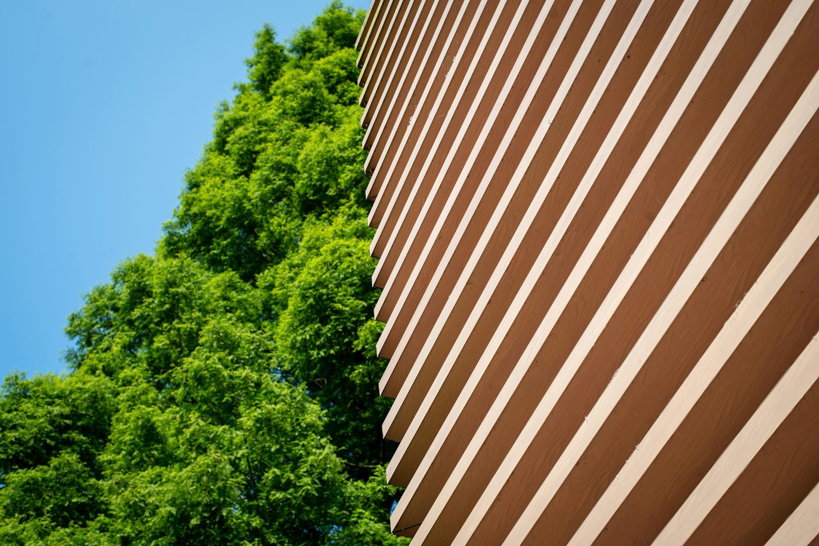 Varia-Click aluminium slat profiles in powder-coat, anodised, wood-look, stone-look and metal-look finishes