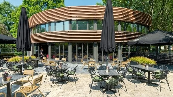 Varia-Click wood-effect slatted walls in the interior of t Zusje restaurant