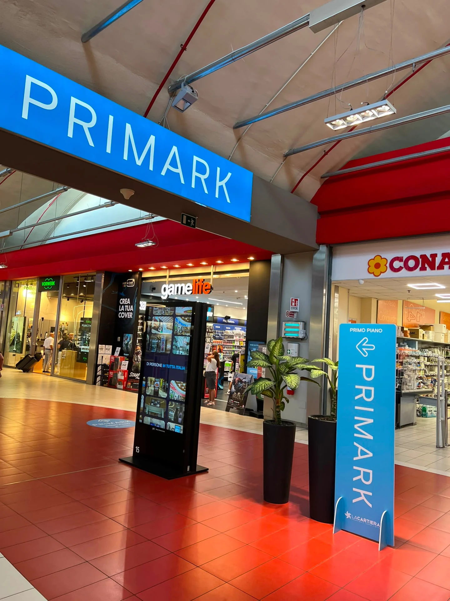 Primark signage directing shoppers to the first floor